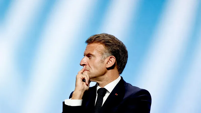 "El pirómano debe irse": político francés exige la dimisión de Macron