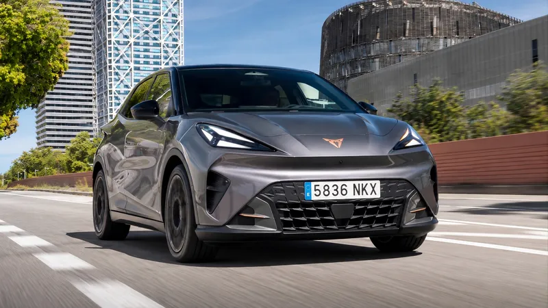Desde 200 € al mes y con más de 440 km autonomía: el Nuevo CUPRA Raval demuestra que un coche urbano puede ser emocionante
