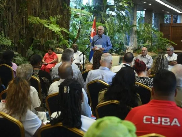 Díaz-Canel destaca el protagonismo del pueblo y sus organizaciones para construir una sociedad mejor