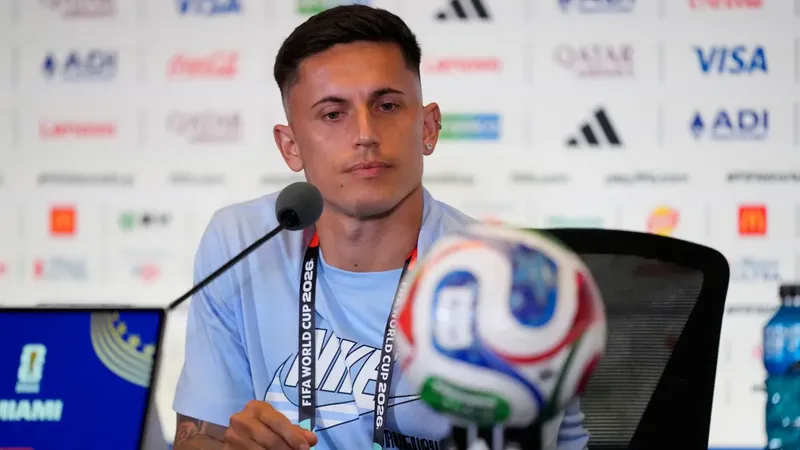 Brian Rodríguez supera en viajes a Rico Mac Pato y se queda sin hojas en el pasaporte