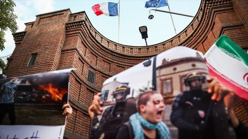 En Teherán protestan ante embajada gala por represión estudiantil en Francia
