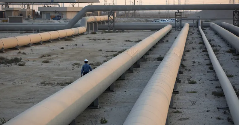 El petróleo cae ante la persistencia de los flujos en el estrecho de Ormuz y las señales de la OPEP