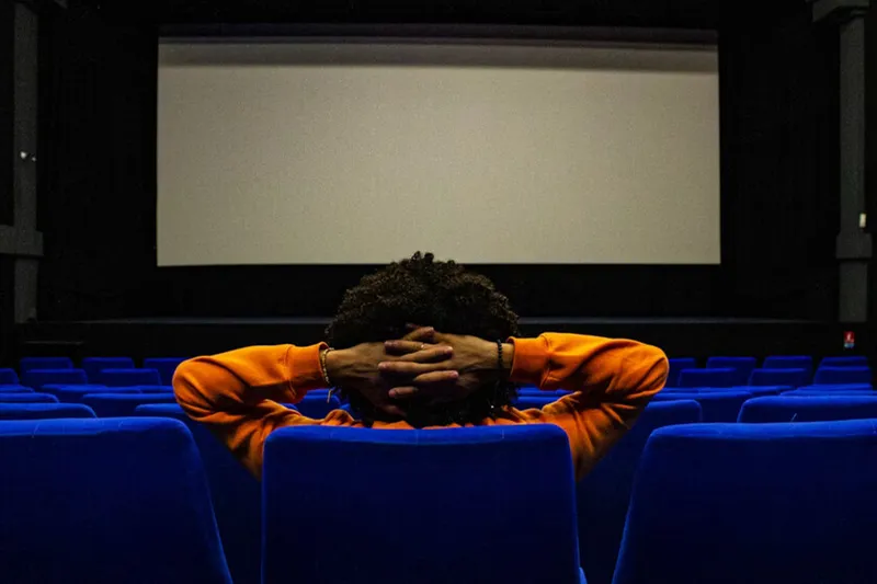 Los cines llevan años perdiendo público ante el streaming. La respuesta de un cine español es cobrarte menos por escoger un peor asiento