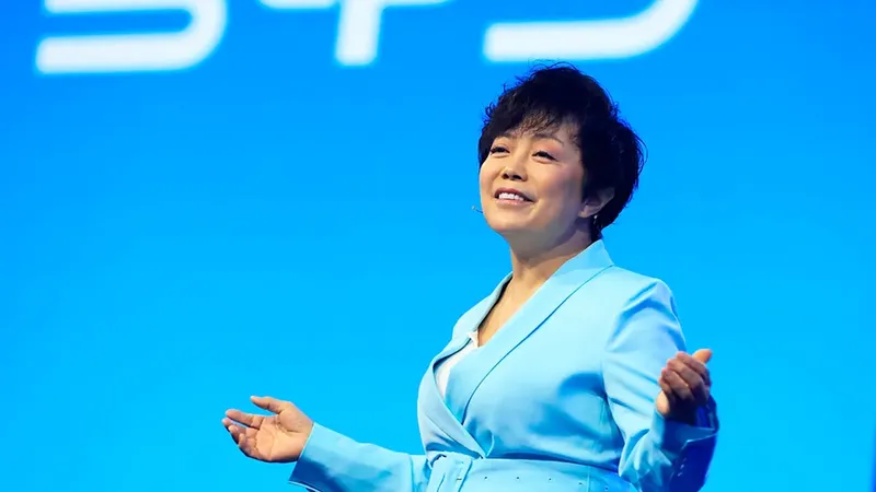 La vicepresidenta de BYD, Stella Li, no se corta y dice lo que piensa del Ferrari Luce: la respuesta quizá no te sorprenda