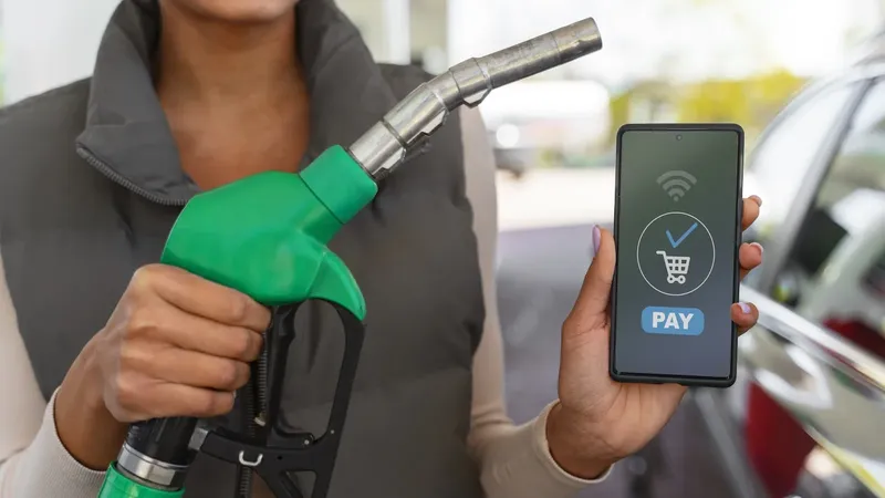 El error que cometes al repostar en gasolineras low cost: el dinero que te retienen sin avisar
