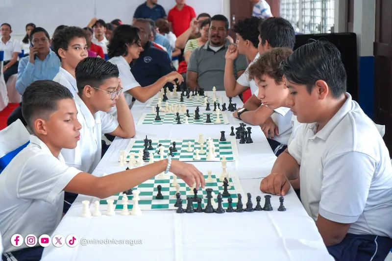 Entregan 1,700 kits de ajedrez beneficiando a 136 mil estudiantes de todas las escuelas del país