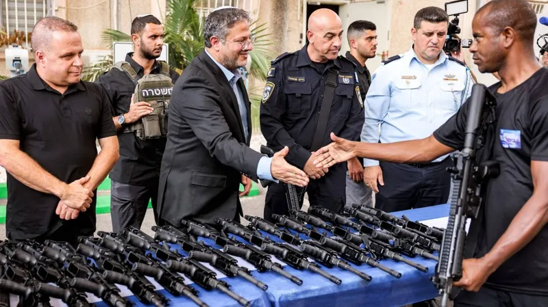 Israel arma a colonos para atacar a palestinos