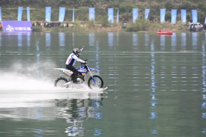 El CEO de ZXMoto se ha vuelto loco: ha recorrido 40 km sobre el agua con una nueva para batir un récord Guinness y promocionarla