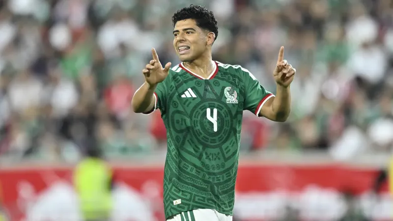 Víctor Guzmán reacciona a su primer gol con la selección de México
