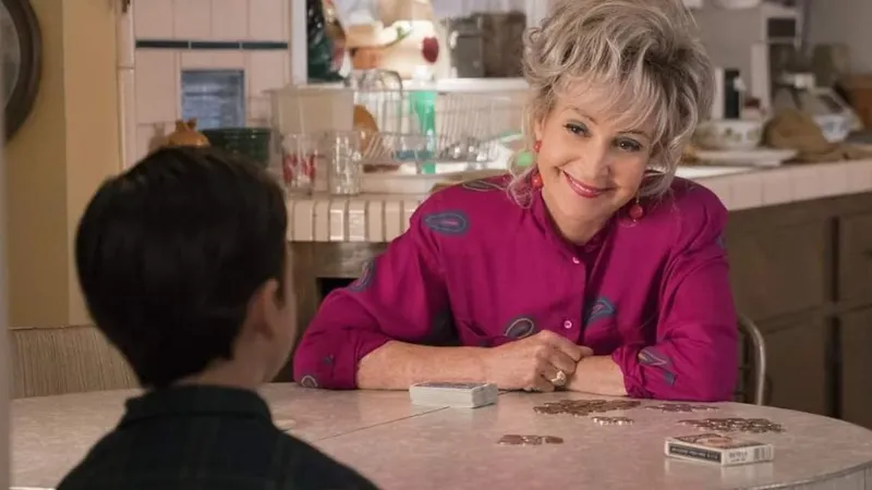 Annie Potts critica el final de 'El joven Sheldon': "Me revolvió el estómago [...] la temida escena de Jim y Mayim como Sheldon y Amy, revelando que seguía igual e impenitente"