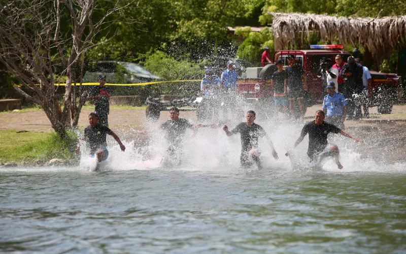 Bomberos de Nicaragua fortalecen capacidades con demostración de rescate acuático en la laguna de Xiloá