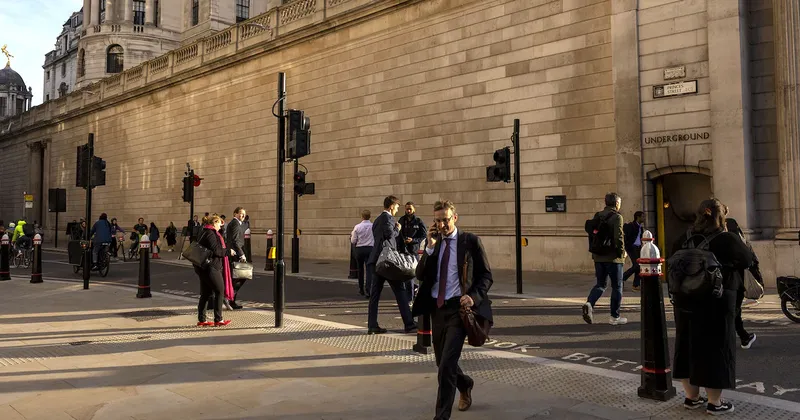 La Fed y el Banco de Inglaterra se mantienen cautelosos tras 100 días de guerra con Irán