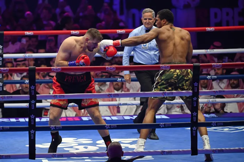 Anthony Joshua apretó para noquear a Kristian Prenga en dos asaltos