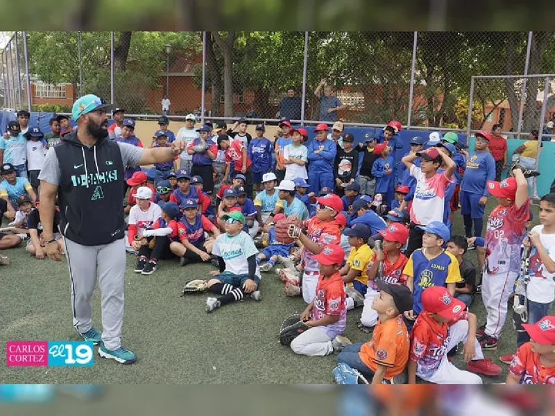 Luis Allen imparte clínica deportiva en academias infantiles de béisbol de Nicaragua