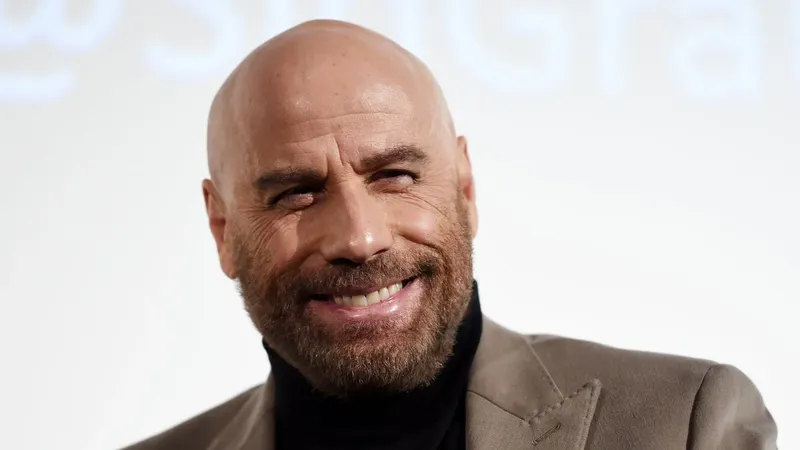 John Travolta luce irreconocible tras someterse a una elegante transformación