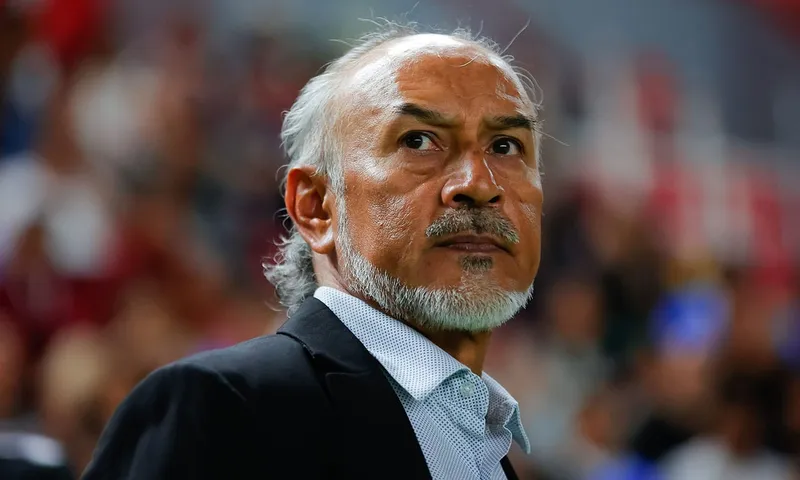 A Raúl Gutiérrez le salió caro vestirse de Águila: Cruz Azul lo despidió