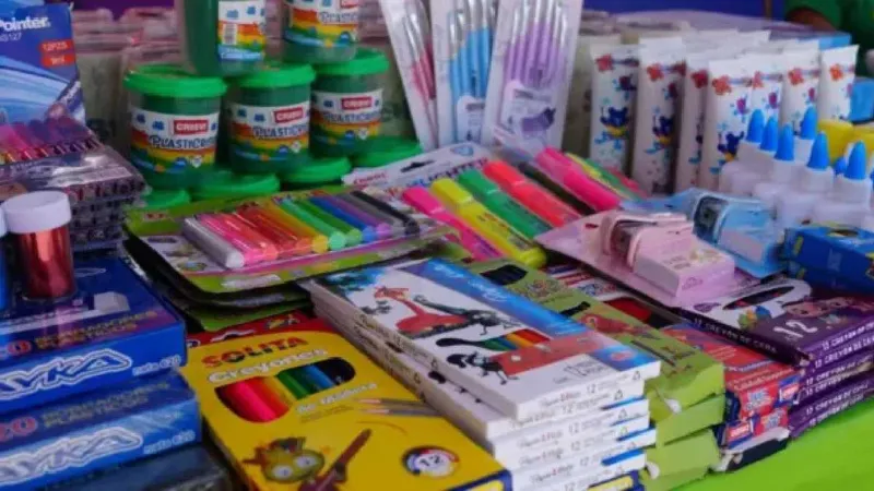 Padres buscan opciones a crédito para completar las compras escolares