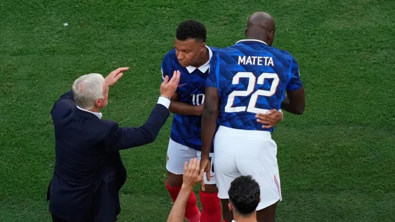 El gesto de Deschamps a Mbappé tras cambiarlo del que todo el mundo habla