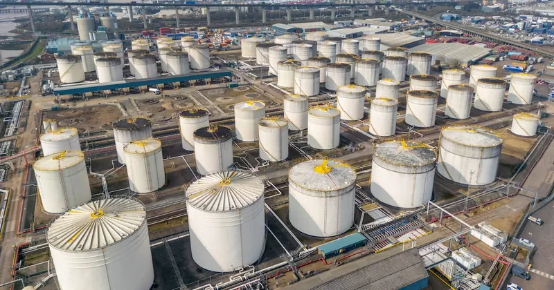 El precio del petróleo se desploma tras la suspensión de los ataques entre EE.UU. e Irán