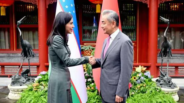 Wang Yi afirma que las relaciones bilaterales entre ambos países han experimentado un desarrollo vertiginoso