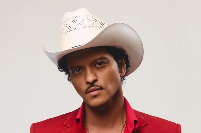 Bruno Mars asciende en los charts latinos de Billboard con ‘Lo arriesgo todo’