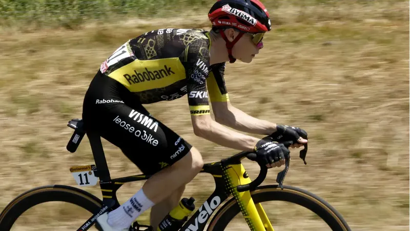 Drama en el Tour: Vingegaard abandona tras una fuerte caída que salva Pogacar