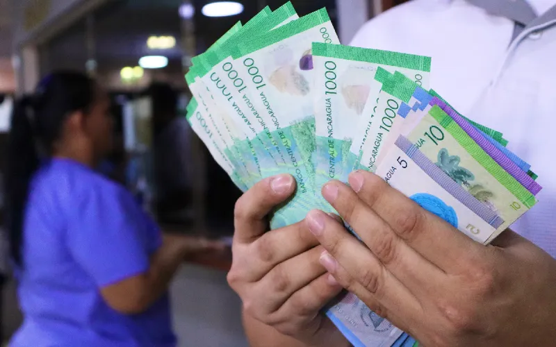 Trabajadores de la salud reciben su salario adelantado en saludo al mes patrio