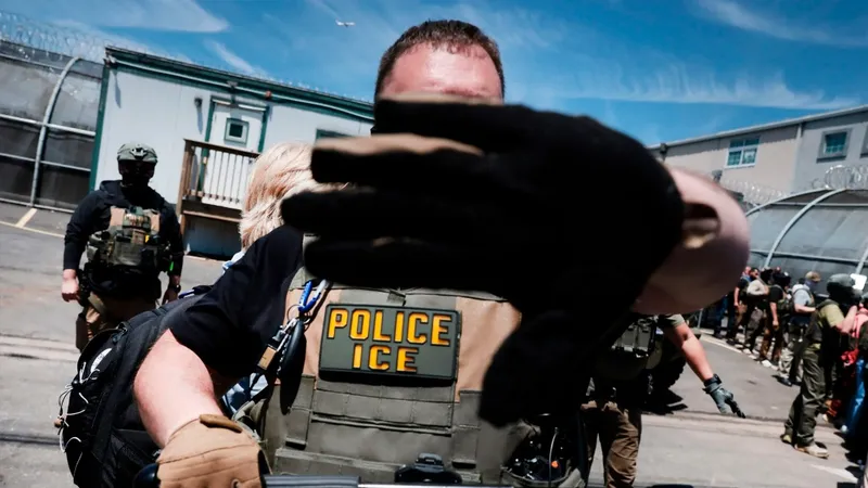 ICE pretende usar guantes eléctricos que “infringirían dolor” contra migrantes
