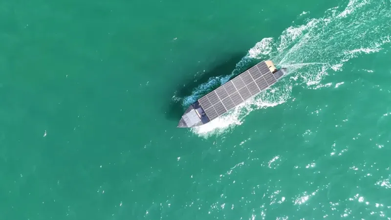 Un barco de 11 metros cruzó Europa gracias al Sol y sorprendió a la Guardia Civil en Almería