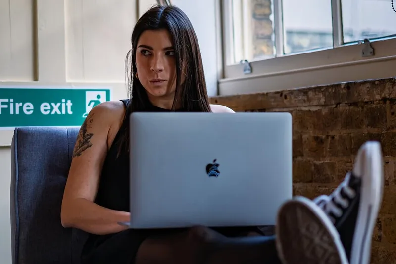 La Generación Z es la más solitaria en el teletrabajo y la que más series consume en él. Así se explica cómo trabajan los jóvenes en 2026