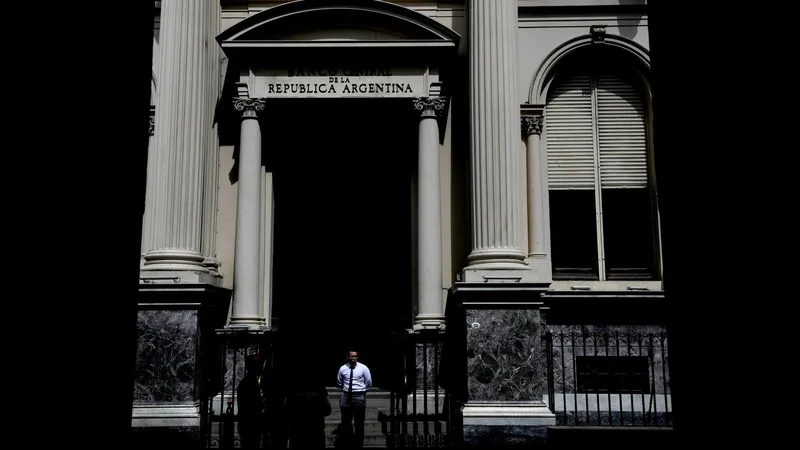 "Ataca la consecuencia": Milei penaliza con prisión la emisión para financiar el déficit fiscal