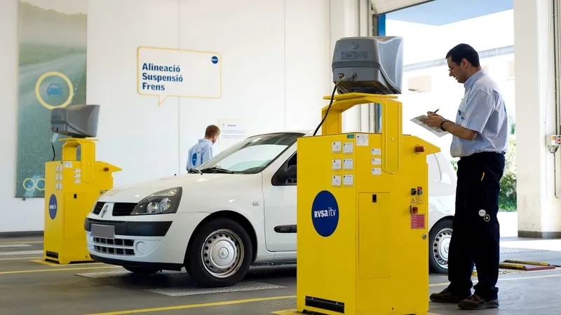 ¿Es diferente un coche eléctrico a la hora de pasar la ITV que uno de combustión? Resolvemos las dudas, porque hay cosas que cambian y cosas que no