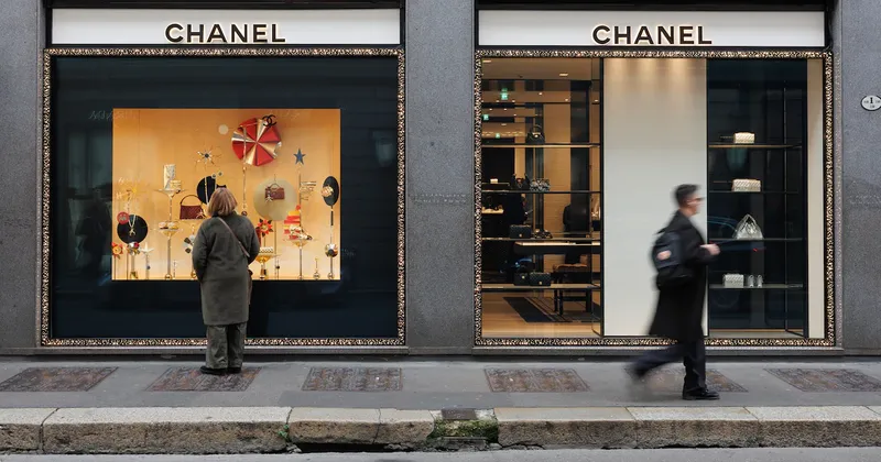 Chanel supera a rivales del lujo con crecimiento de dos dígitos, impulsado por los diseños de Blazy
