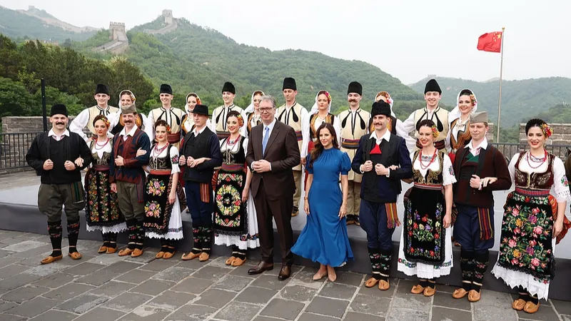 El presidente serbio, Aleksandar Vucic, inicia visita de Estado a China, con primera escala en la Gran Muralla