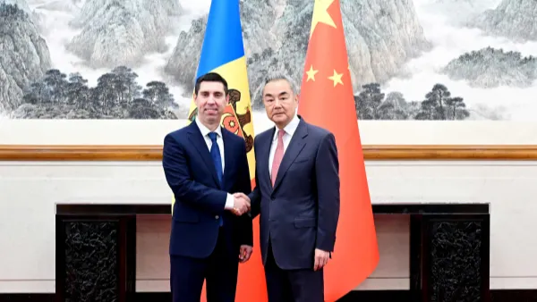 Ministro de Relaciones Exteriores de China se reúne con el vice primer ministro moldavo