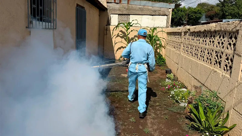 Jornada de salud atiende 150 viviendas para combatir el zancudo transmisor del dengue en Villa Venezuela, Managua