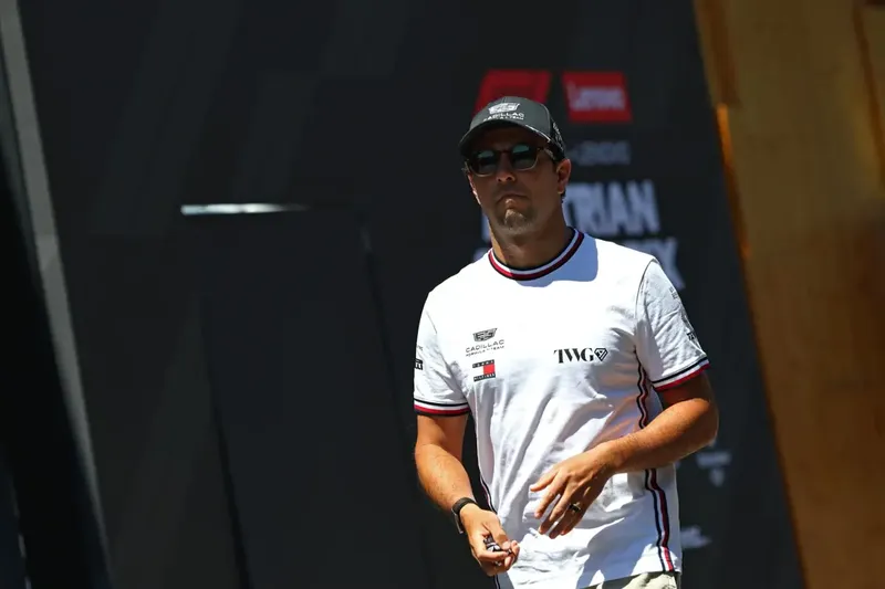 Checo Pérez pidió disculpas a Fernando Alonso por sacarlo de la pista en Silverstone