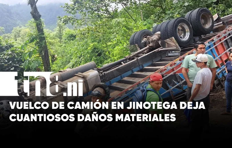 Camión termina al borde de un barranco tras accidente en Jinotega