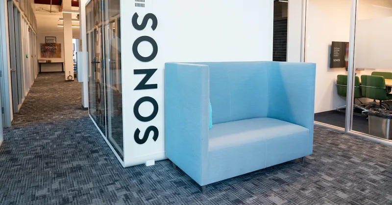 Sonos abre su plataforma a ChatGPT y Gemini y lanza auriculares de US$449 y una barra de sonido de US$699