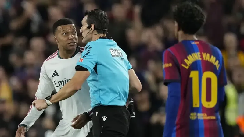 Mbappé abre el marcador en el Camp Nou con un gol lleno de suerte