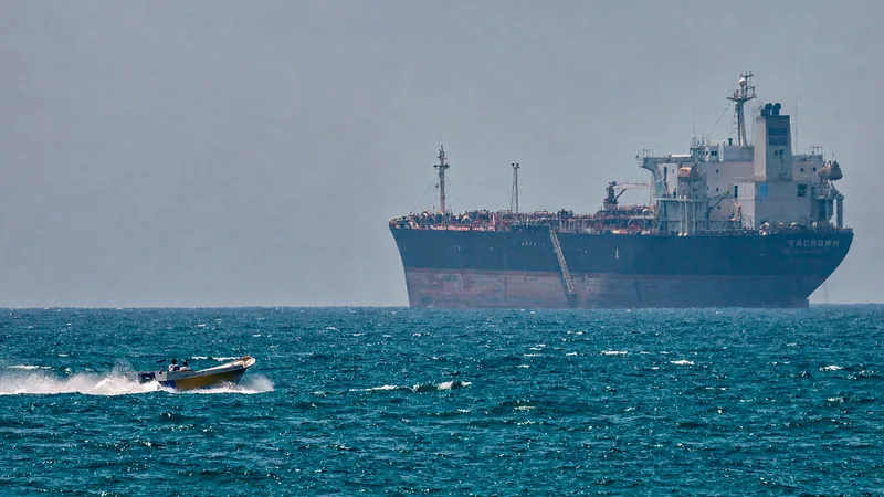 Estados Unidos mantiene bloqueo naval contra Irán en el estrecho de Ormuz pese a anuncio de Trump
