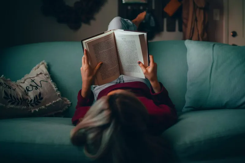 Terminar un libro se ha vuelto extrañamente difícil para mucha gente. Para sorpresa de nadie, los expertos señalan a internet