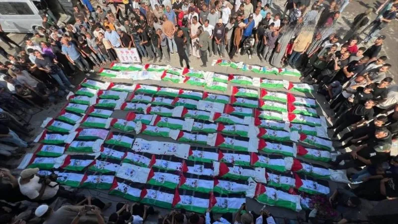 Genocidio de Israel en Gaza: Entierran a 100 mártires recuperados de escombros