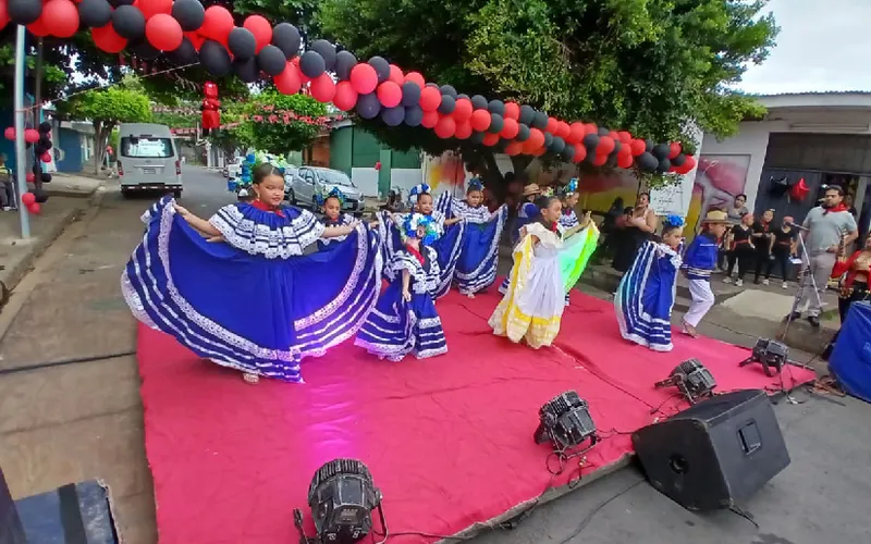 Estudiantes de Casas de Cultura y Creatividad protagonizan festejos en el Día de la Alegría