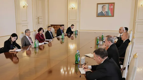 El canciller chino, Wang Yi, se reúne en Bakú con el presidente de Azerbaiyán, Ilham Aliyev