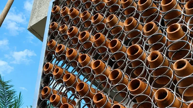 El sistema pasivo que enfría el aire hasta 14 grados usando agua y terracota