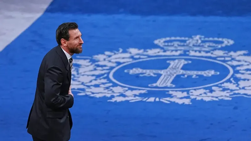 Leo Messi: en la esquina de la foto, en el centro de todo