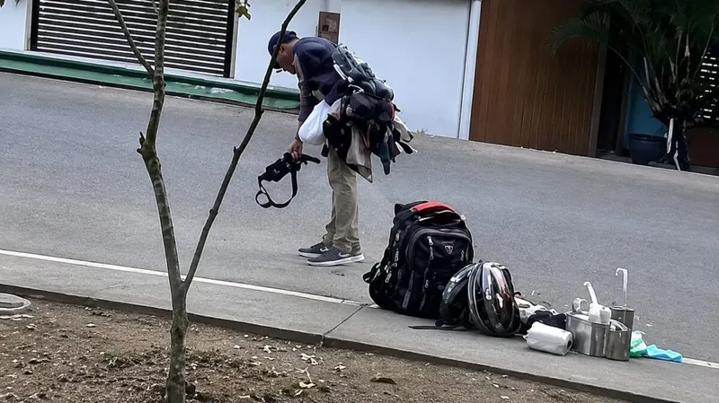 Hombre olvida bolsa con 60 mil córdobas encima de su vehículo y ahora apela a la honradez