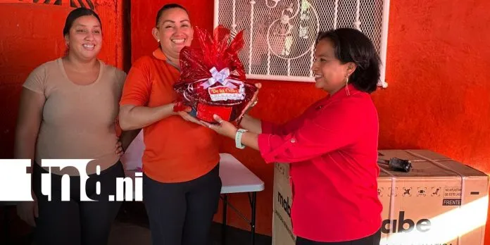 Crónica TN8 premió el amor y entrega de una madrecita en el barrio Georgino...