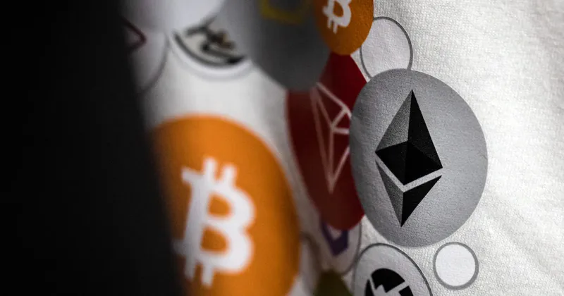 Bitcoin cae 1,6% hasta US$82.882 mientras el dólar y los bonos presionan a las criptomonedas
